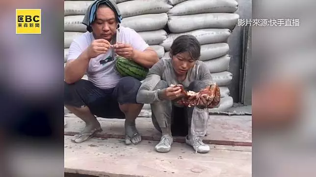 正妹水泥工「日扛2000袋水泥」身體嚴重變形!傷殘夫自責爆哭 -