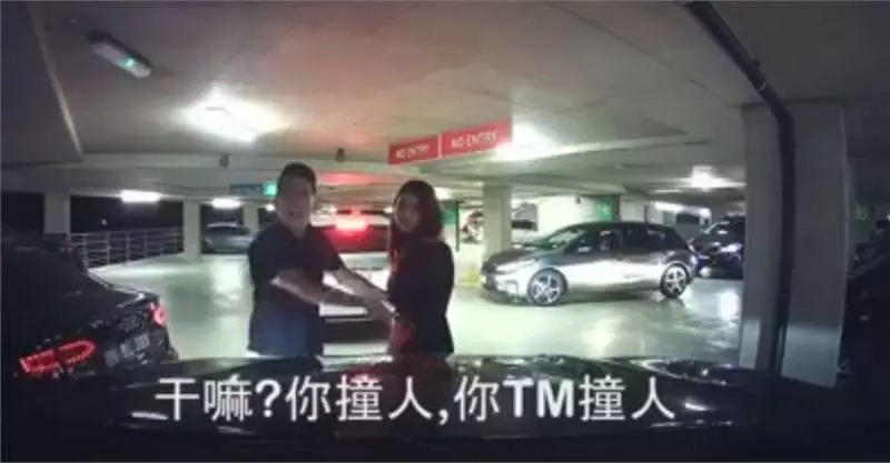 女子以肉身擋車讓朋友車插隊!這樣無賴的動作惹怒司機火滾,不客氣怒撞上去! -
