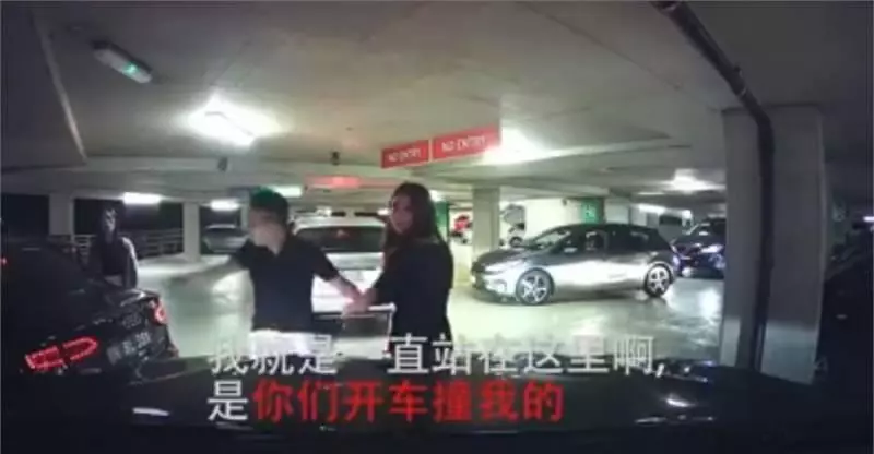 女子以肉身擋車讓朋友車插隊!這樣無賴的動作惹怒司機火滾,不客氣怒撞上去! -