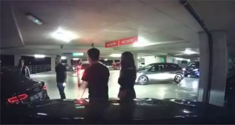 女子以肉身擋車讓朋友車插隊!這樣無賴的動作惹怒司機火滾,不客氣怒撞上去! -