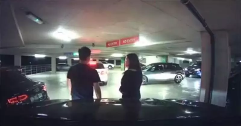 女子以肉身擋車讓朋友車插隊!這樣無賴的動作惹怒司機火滾,不客氣怒撞上去! -