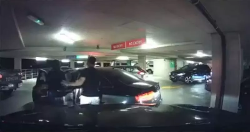 女子以肉身擋車讓朋友車插隊!這樣無賴的動作惹怒司機火滾,不客氣怒撞上去! -