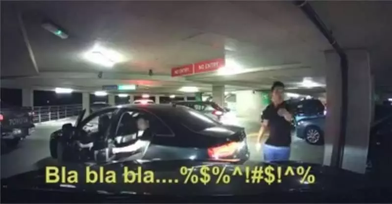 女子以肉身擋車讓朋友車插隊!這樣無賴的動作惹怒司機火滾,不客氣怒撞上去! -