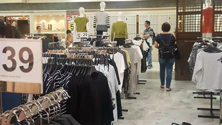 新加坡男店員闖女試衣間,緊盯換衣的女子看!店裡其他人不僅不管,還讓她這樣做!