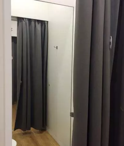 新加坡男店員闖女試衣間,緊盯換衣的女子看!店裡其他人不僅不管,還讓她這樣做!