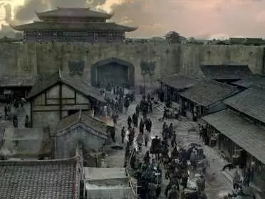 公盂岩兩側的村落,為何一者暮氣沉沉,另外一者生機勃勃?