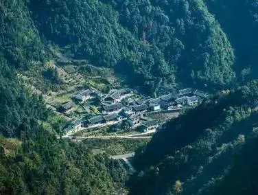 公盂岩兩側的村落,為何一者暮氣沉沉,另外一者生機勃勃?