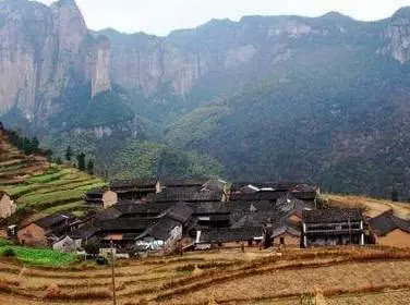 公盂岩兩側的村落,為何一者暮氣沉沉,另外一者生機勃勃?