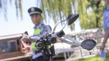 女遊客手機掉進西湖,苦撈半小時後,他掏出「神器」10分鐘搞定! -