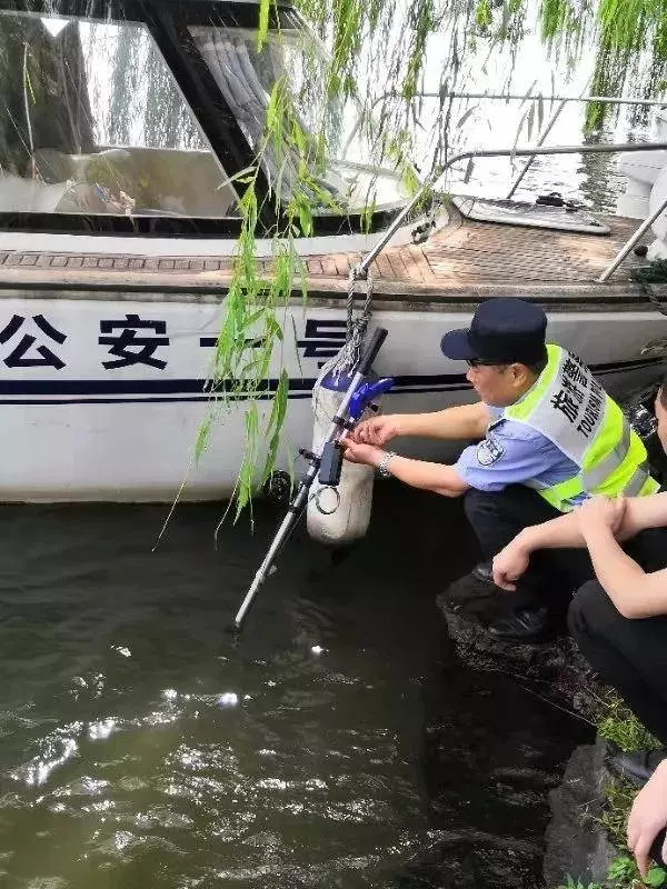 女遊客手機掉進西湖,苦撈半小時後,他掏出「神器」10分鐘搞定! -