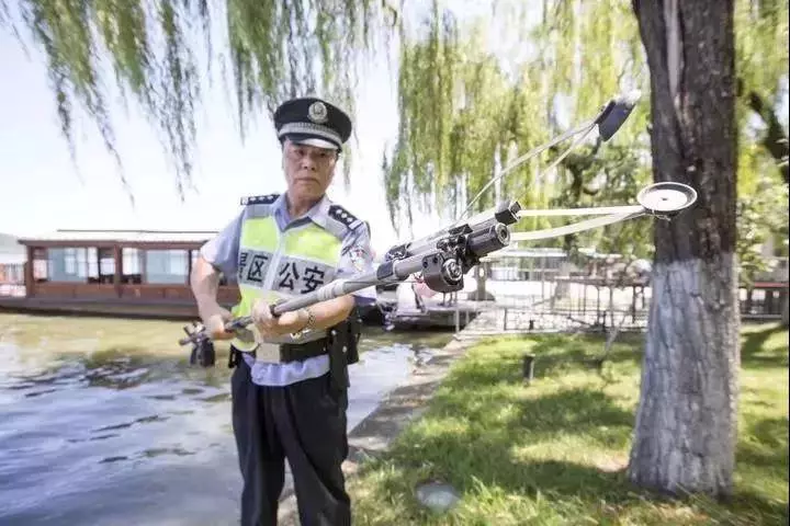 女遊客手機掉進西湖,苦撈半小時後,他掏出「神器」10分鐘搞定! -
