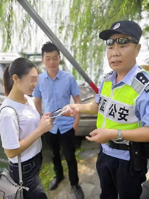 女遊客手機掉進西湖,苦撈半小時後,他掏出「神器」10分鐘搞定! -