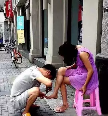 看到路邊賣豆腐的姑娘後,我想都沒想就買了兩斤回家 -