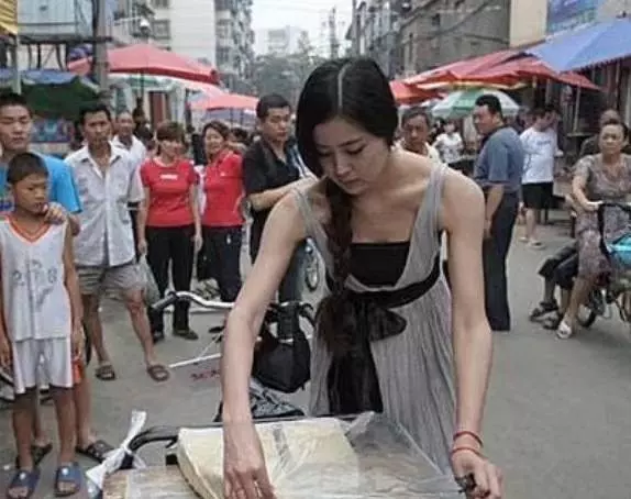 看到路邊賣豆腐的姑娘後,我想都沒想就買了兩斤回家 -