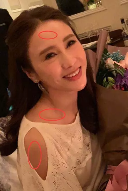47歲黎姿和老公同框慶生,皺紋深到厚粉蓋不住,網友:小結巴老了