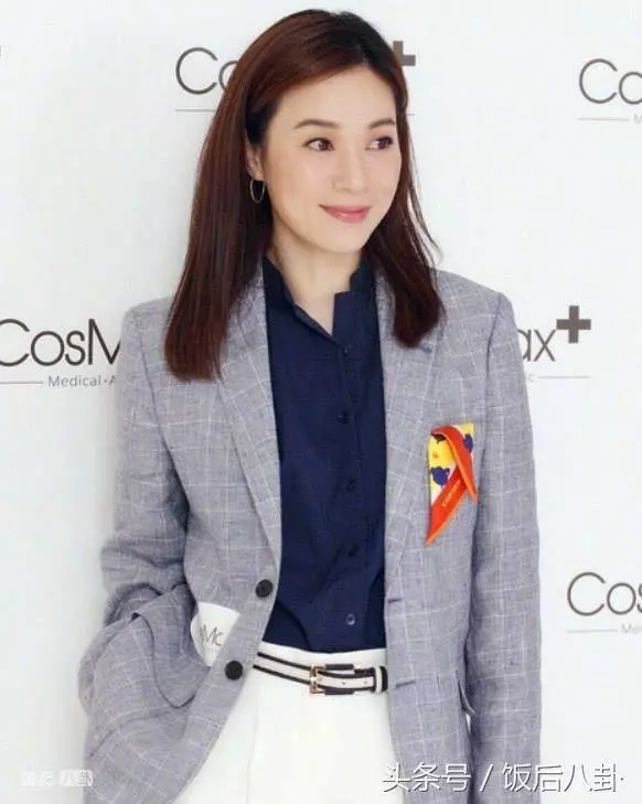 都在夸47歲黎姿容顏不老,但渣渣輝老婆才像是吃了唐僧肉