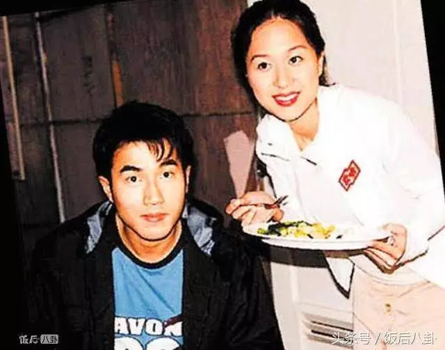 都在夸47歲黎姿容顏不老,但渣渣輝老婆才像是吃了唐僧肉