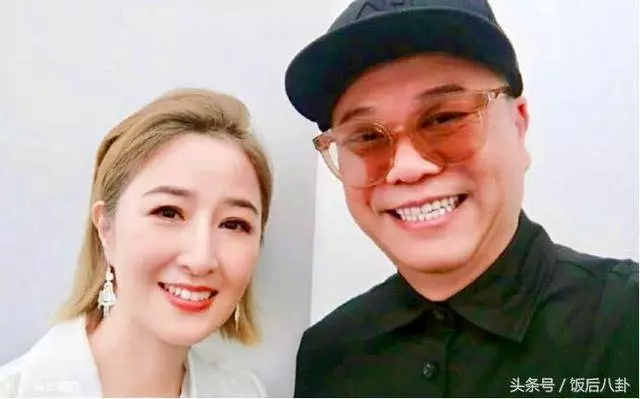都在夸47歲黎姿容顏不老,但渣渣輝老婆才像是吃了唐僧肉