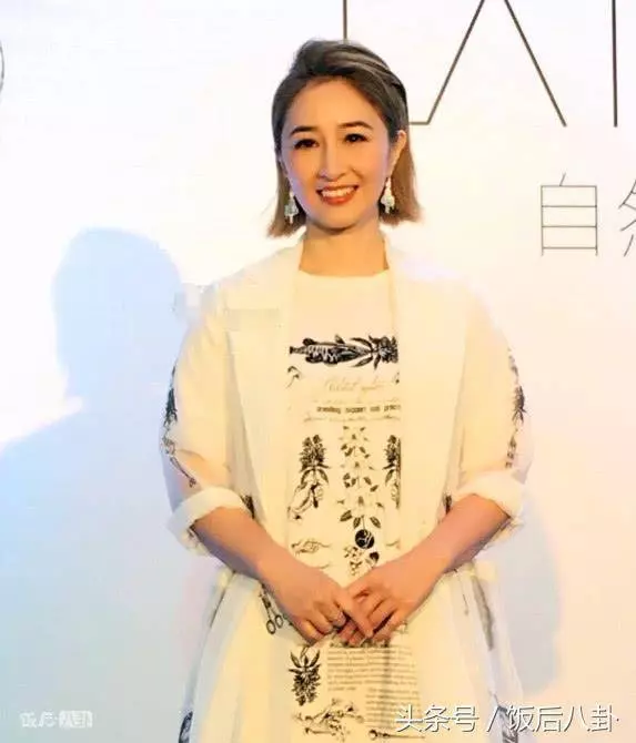 都在夸47歲黎姿容顏不老,但渣渣輝老婆才像是吃了唐僧肉