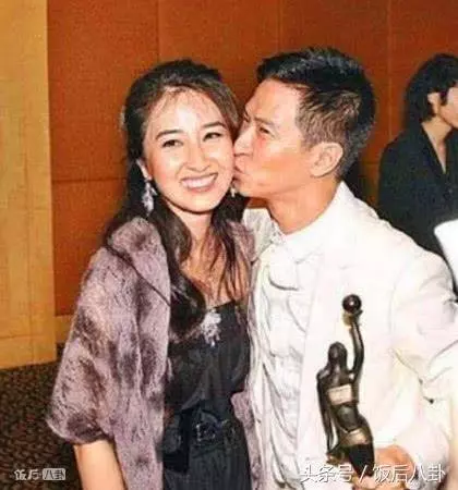 都在夸47歲黎姿容顏不老,但渣渣輝老婆才像是吃了唐僧肉