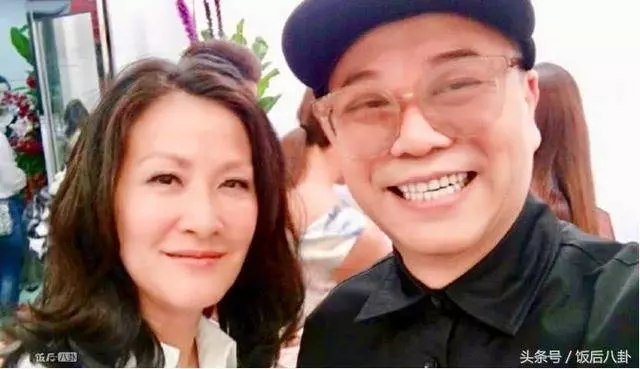 都在夸47歲黎姿容顏不老,但渣渣輝老婆才像是吃了唐僧肉