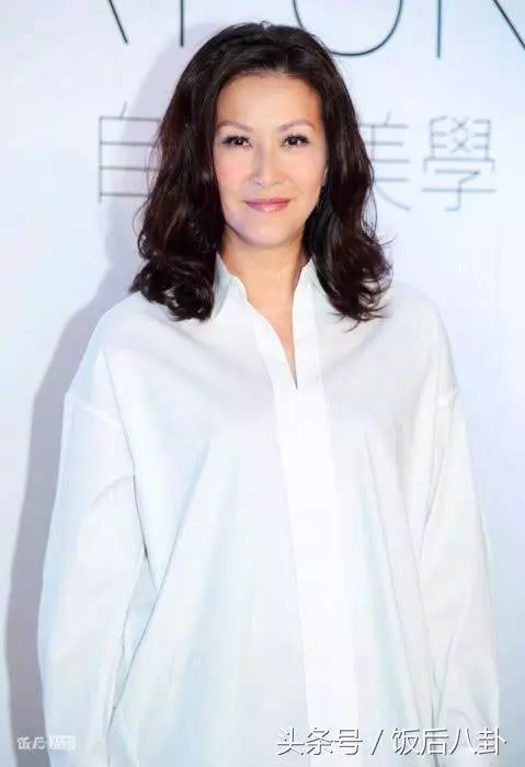 都在夸47歲黎姿容顏不老,但渣渣輝老婆才像是吃了唐僧肉