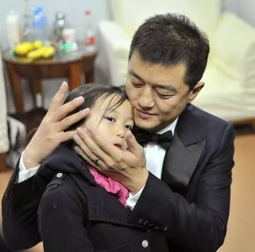 李亞鵬父女從巴黎歸來,李嫣兔唇恢復美若天仙,網友:妥妥的兩米大長腿