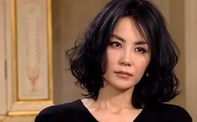 李亞鵬父女從巴黎歸來,李嫣兔唇恢復美若天仙,網友:妥妥的兩米大長腿