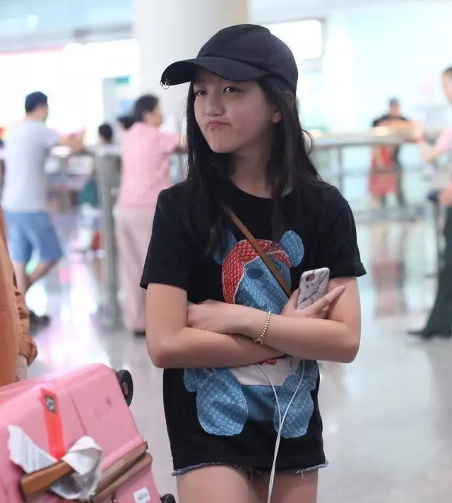 李亞鵬父女從巴黎歸來,李嫣兔唇恢復美若天仙,網友:妥妥的兩米大長腿