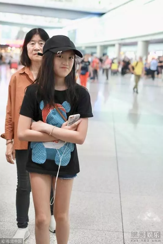 李亞鵬父女從巴黎歸來,李嫣兔唇恢復美若天仙,網友:妥妥的兩米大長腿