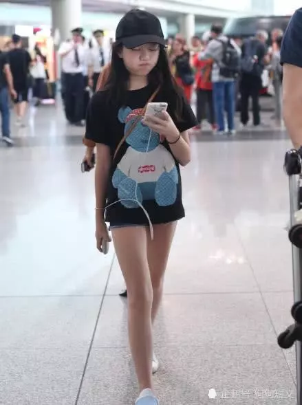 李亞鵬父女從巴黎歸來,李嫣兔唇恢復美若天仙,網友:妥妥的兩米大長腿