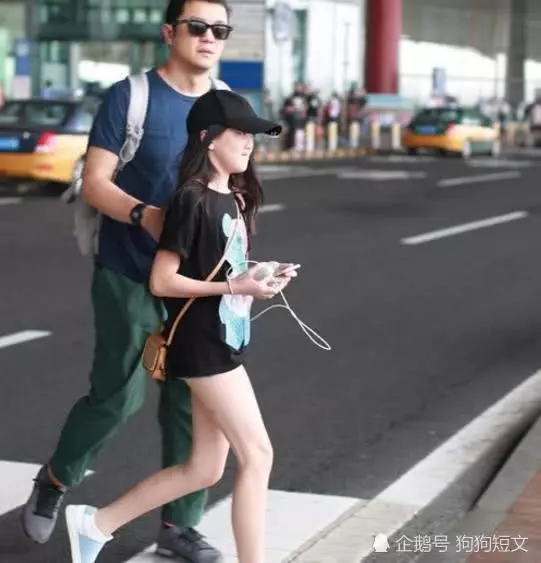 李亞鵬父女從巴黎歸來,李嫣兔唇恢復美若天仙,網友:妥妥的兩米大長腿