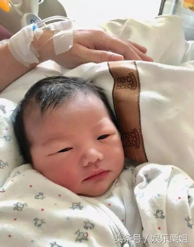 謝天華45歲妻子冒險誕下二胎女兒,小傢伙臉蛋紅彤彤十分可愛!