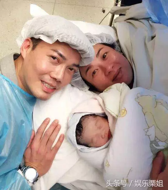 謝天華45歲妻子冒險誕下二胎女兒,小傢伙臉蛋紅彤彤十分可愛!