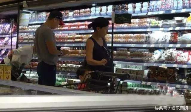 謝天華45歲妻子冒險誕下二胎女兒,小傢伙臉蛋紅彤彤十分可愛!
