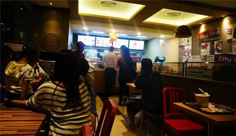 中國原KFC職員,回國做交警,狂飆Singlish教訓老外!那句「also can」是絕對的地道啊!