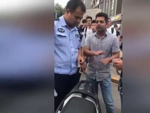 中國原KFC職員,回國做交警,狂飆Singlish教訓老外!那句「also can」是絕對的地道啊!