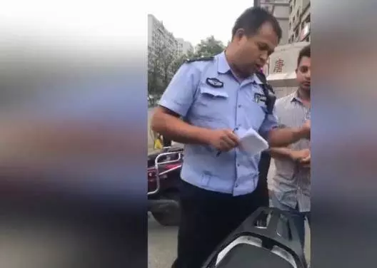 中國原KFC職員,回國做交警,狂飆Singlish教訓老外!那句「also can」是絕對的地道啊!