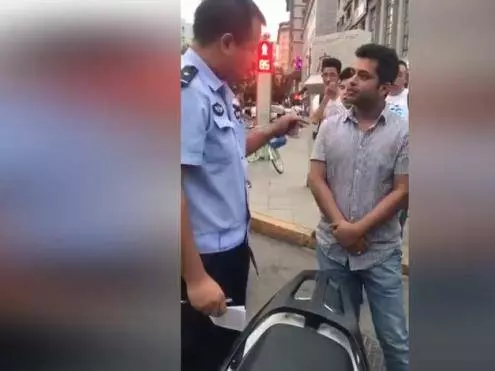 中國原KFC職員,回國做交警,狂飆Singlish教訓老外!那句「also can」是絕對的地道啊!