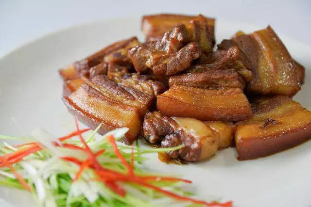 這菜做得比紅燒肉還要好吃,開胃還下飯