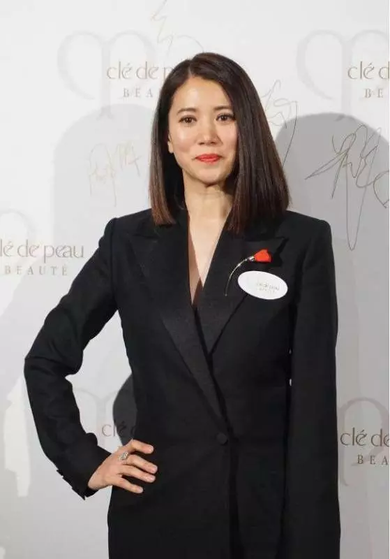 袁詠儀膽真大,全身上下只穿一件西裝,還好腿夠苗條