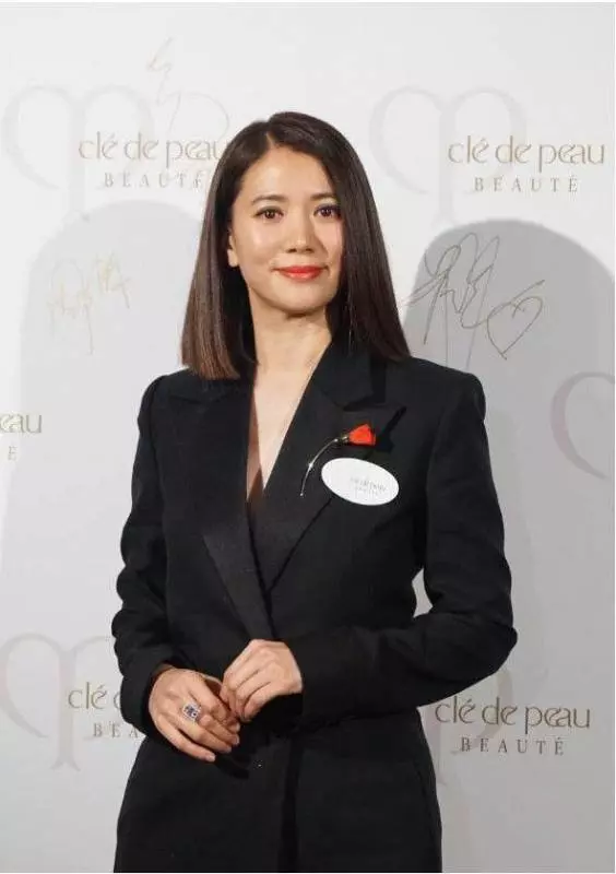 袁詠儀膽真大,全身上下只穿一件西裝,還好腿夠苗條
