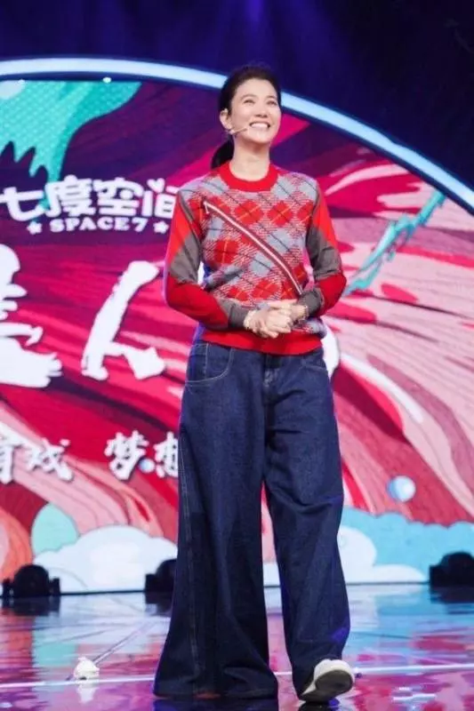 袁詠儀膽真大,全身上下只穿一件西裝,還好腿夠苗條
