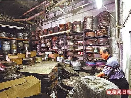 戲院《錢不夠用2》連映9年 老闆童年有段感人故事 |