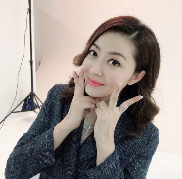 熊黛林國慶帶雙胞胎閨女出門,寶貝實力搶鏡,熊黛林完敗……