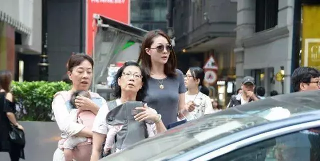 熊黛林國慶帶雙胞胎閨女出門,寶貝實力搶鏡,熊黛林完敗……