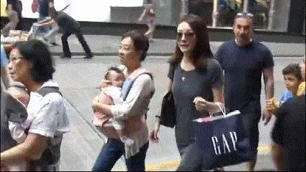 熊黛林國慶帶雙胞胎閨女出門,寶貝實力搶鏡,熊黛林完敗……