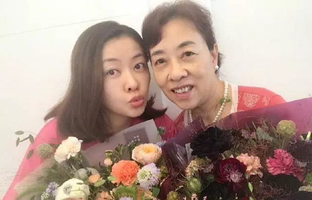 熊黛林國慶帶雙胞胎閨女出門,寶貝實力搶鏡,熊黛林完敗……