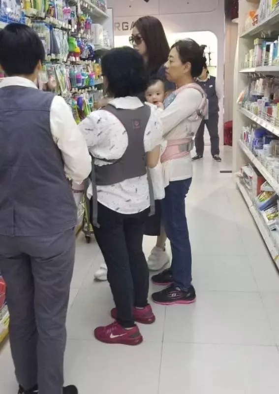 熊黛林國慶帶雙胞胎閨女出門,寶貝實力搶鏡,熊黛林完敗……