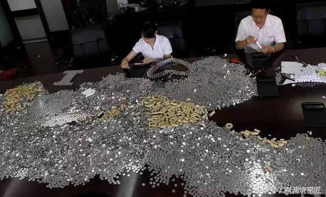 男子帶10萬硬幣去銀行,結果數完少20元,男子的話讓銀行慌了!-------------